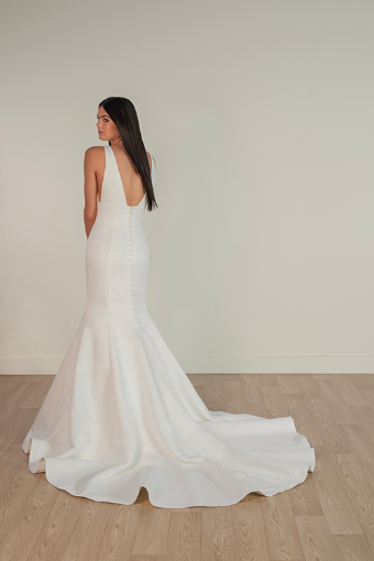 Stella York Plus Style #SY8088 #1 (IV-PL) Ivory Gown w Porcelain Tulle Plunge thumbnail
